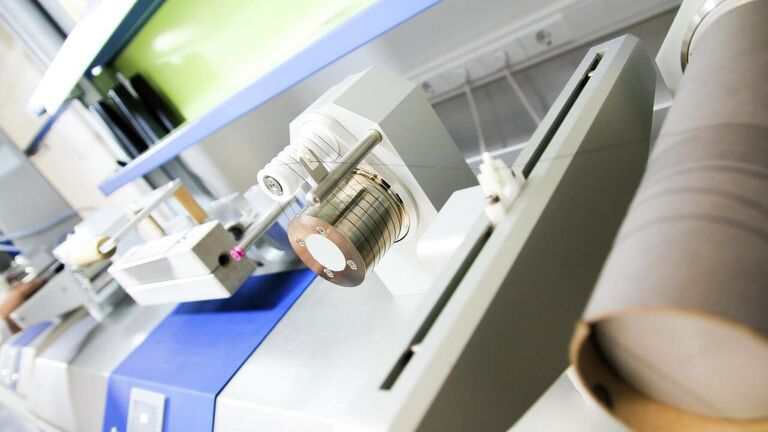 Лабораторный экструдер, который позволяет из полимерного сырья изготовить нить с желаемыми характеристиками