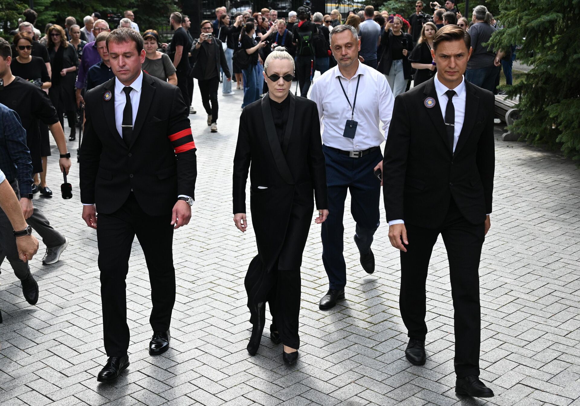 Дочь Юрия Мороза, актриса Дарья Мороз во время церемонии прощания с режиссером и актером Юрием Морозом