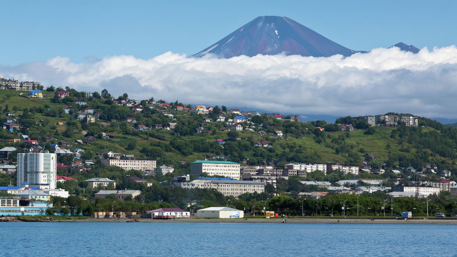 Вид на город Петропавловск-Камчатский из Авачинской бухты