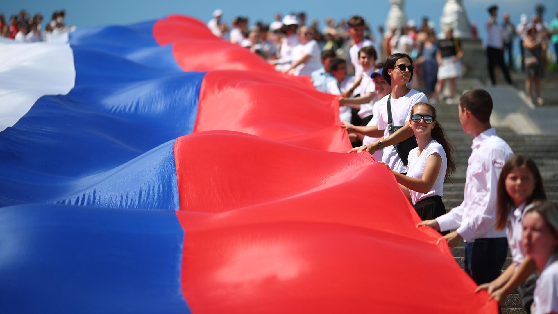 Жители несут флаг России