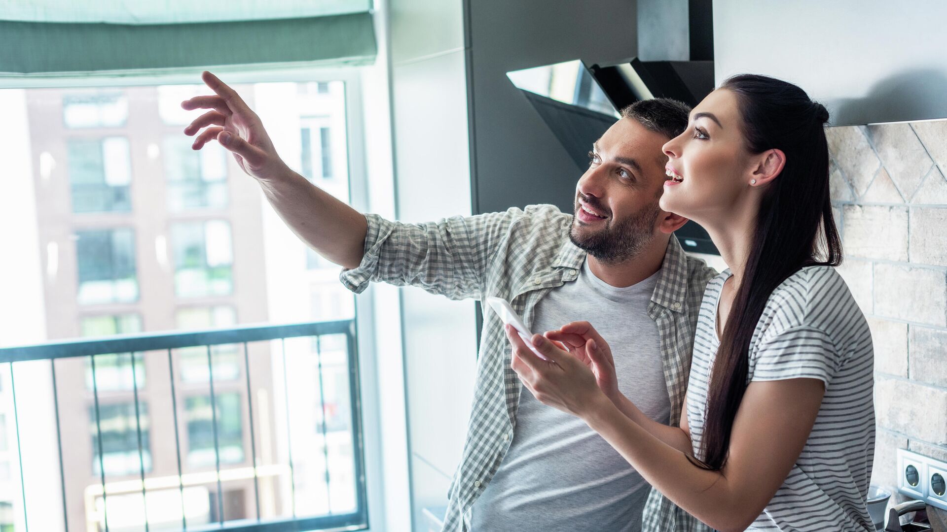 Молодая пара со смартфоном