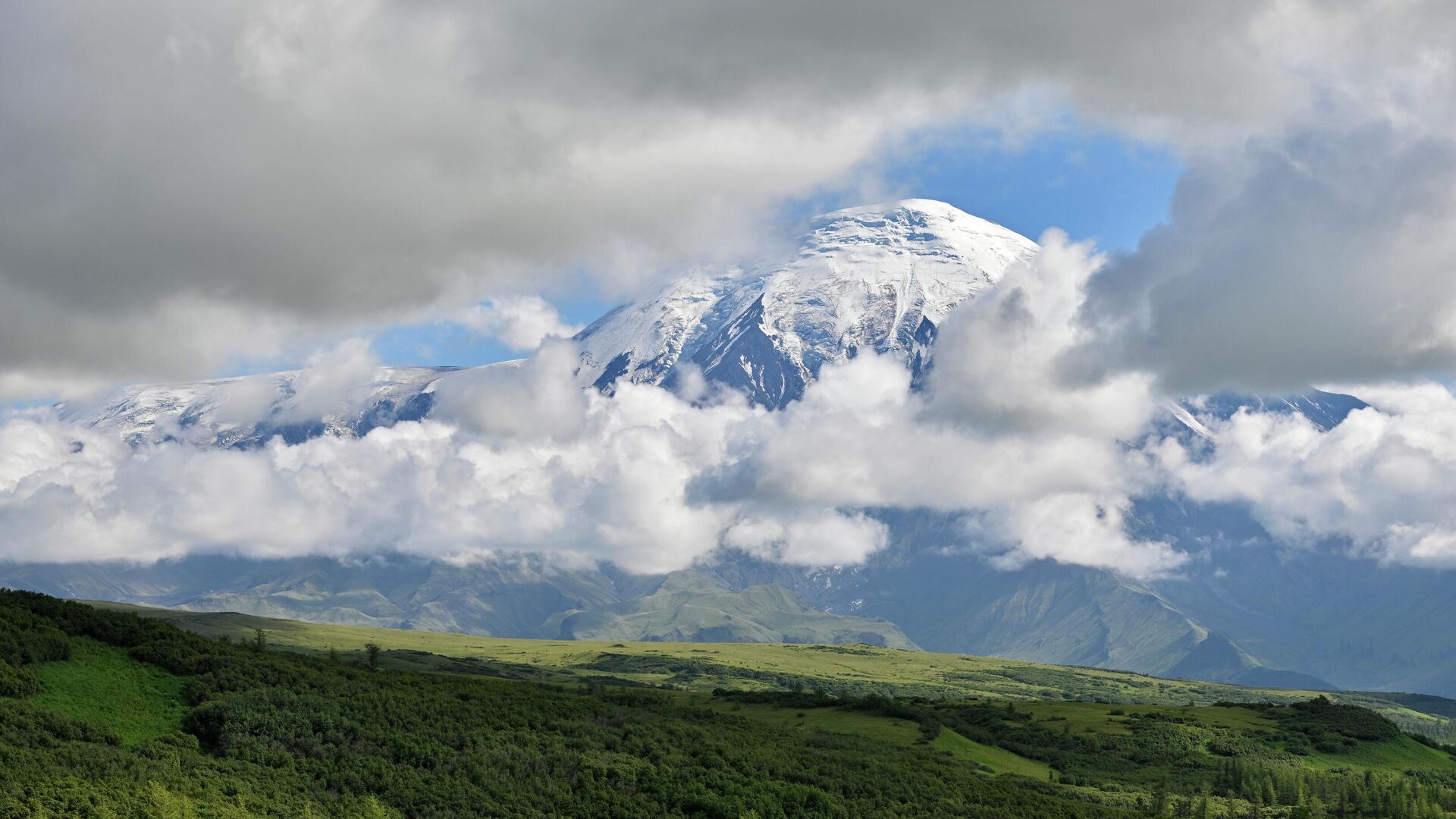 Вид на вулкан Острый Толбачик в Камчатском крае