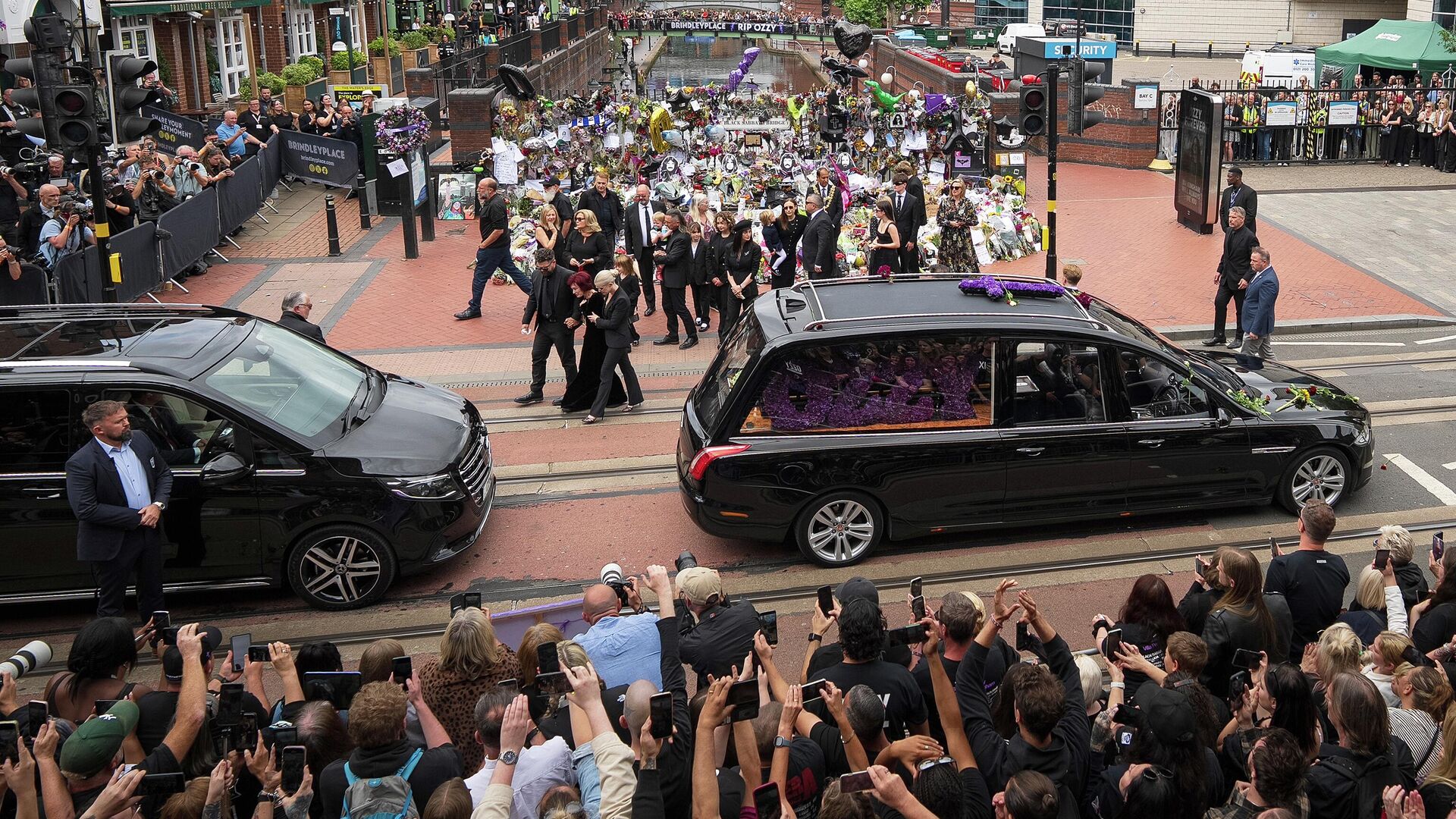 Похоронный кортеж Оззи Осборна в Бирмингеме, Англия