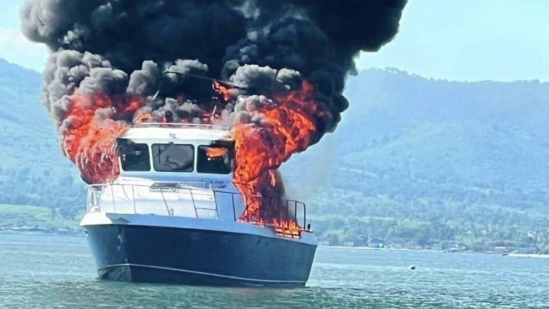 Катер загорелся в бухте в Приморье