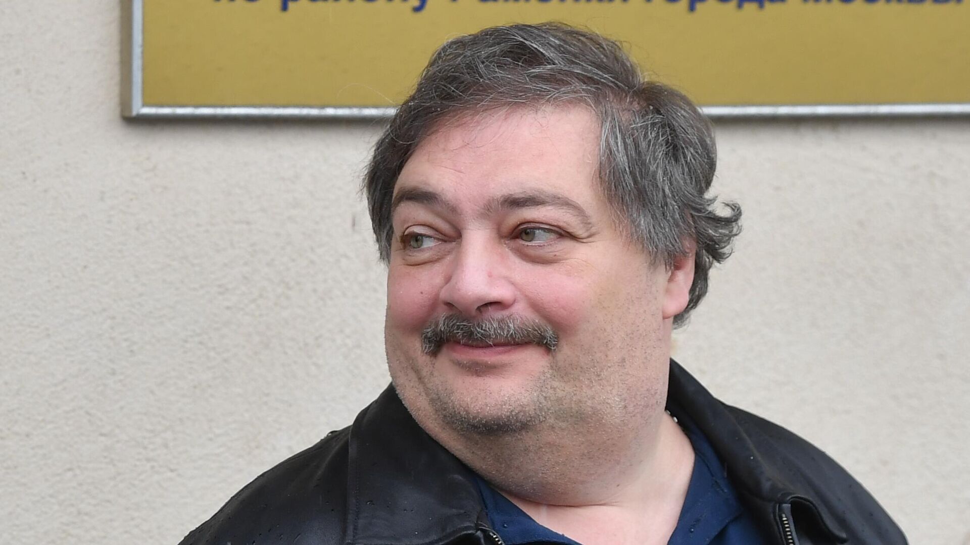 Писатель Дмитрий Быков* у здания ОМВД по району Раменки в Москве