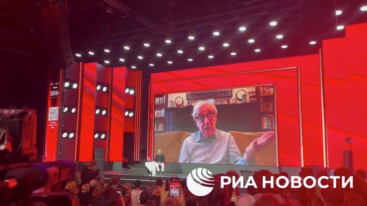 Американский кинорежиссер Вуди Аллен выступает по видеосвязи на Московской международной неделе кино