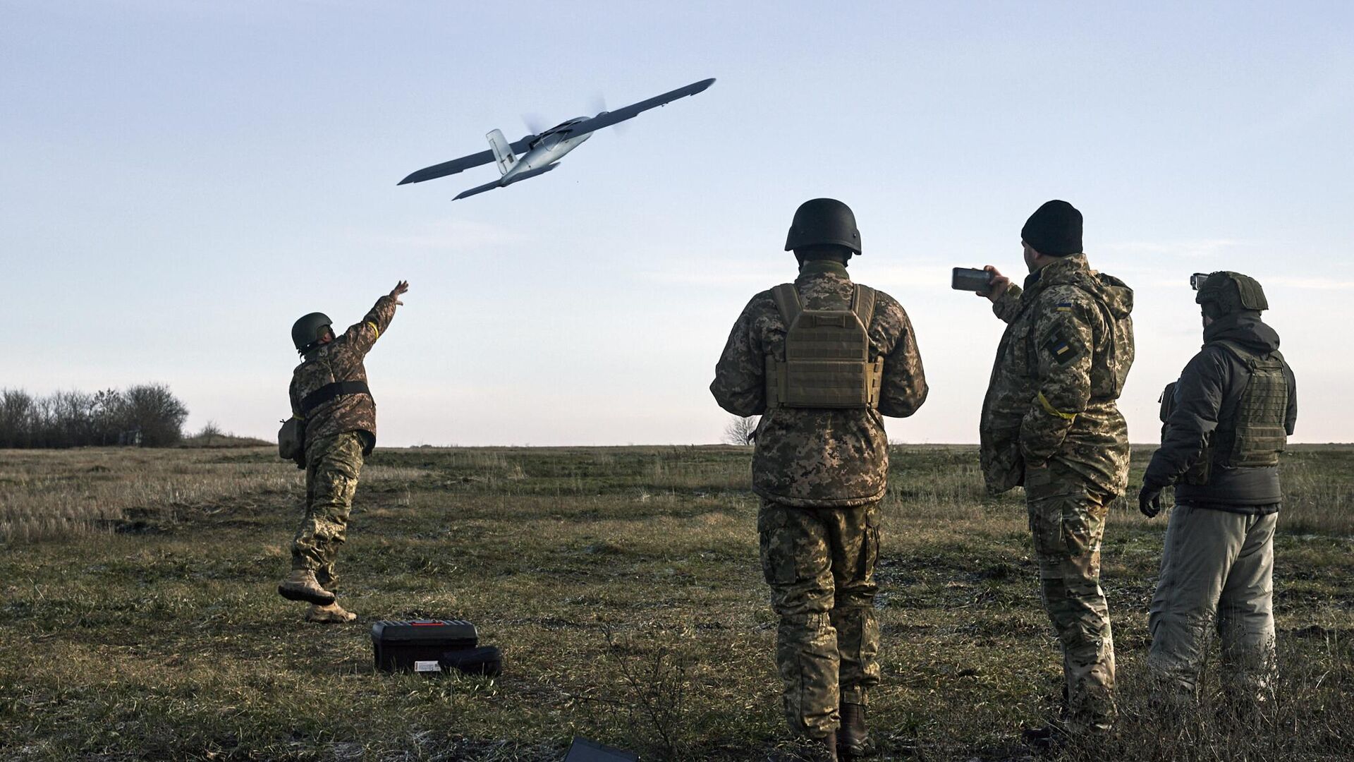 Украинские военные запускают беспилотник