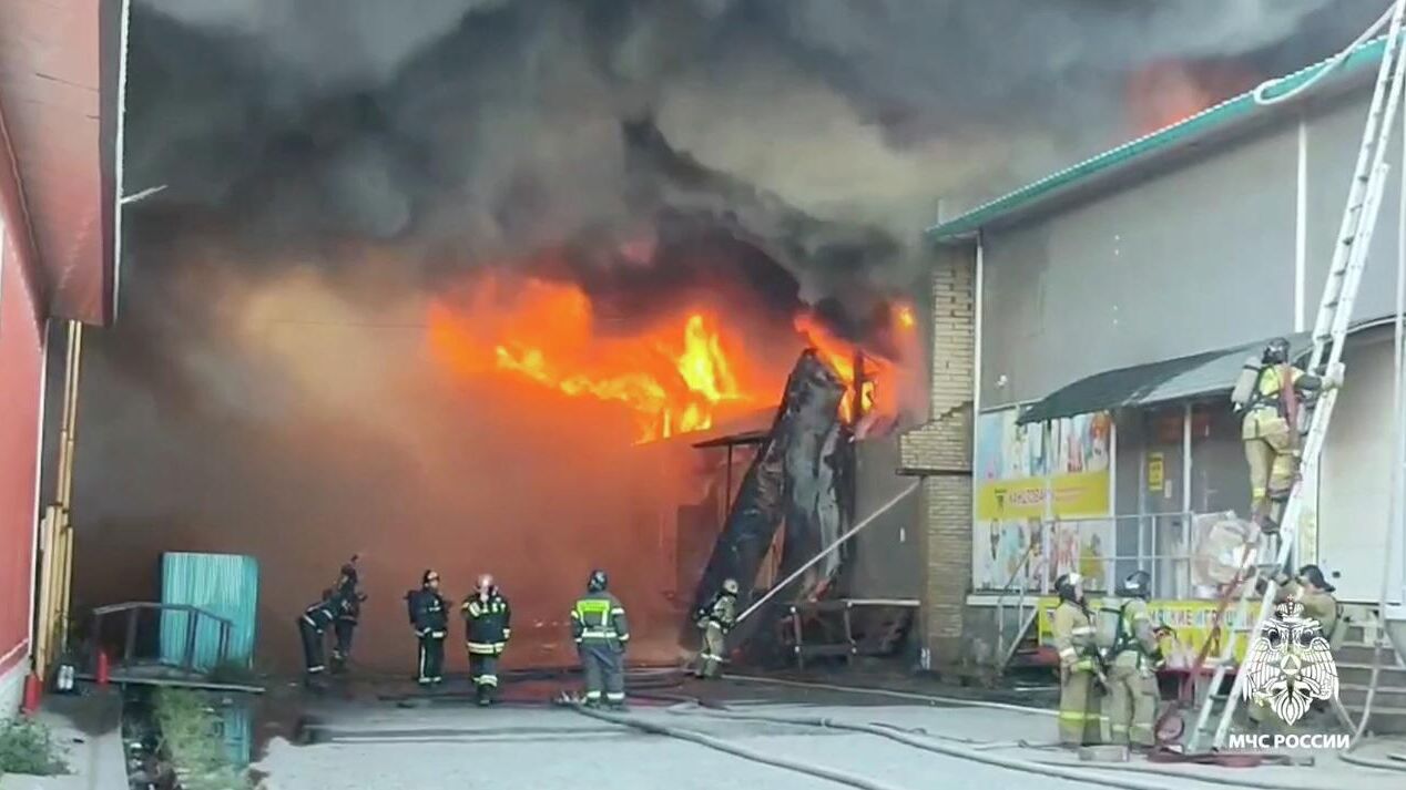 Ликвидация пожара на складе с хозтоварами в Уссурийске