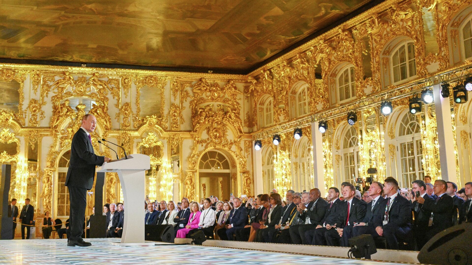 Президент РФ Владимир Путин выступает на XI Санкт-Петербургском международном форуме объединенных культур в Екатерининском дворце музея-заповедника Царское Село