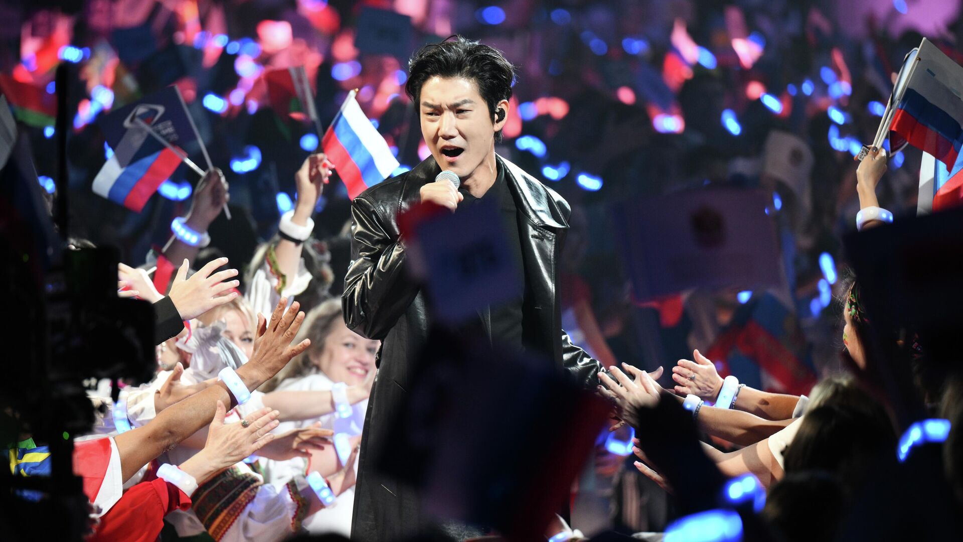 Ван Си выступает на международном музыкальном конкурсе Интервидение в Москве
