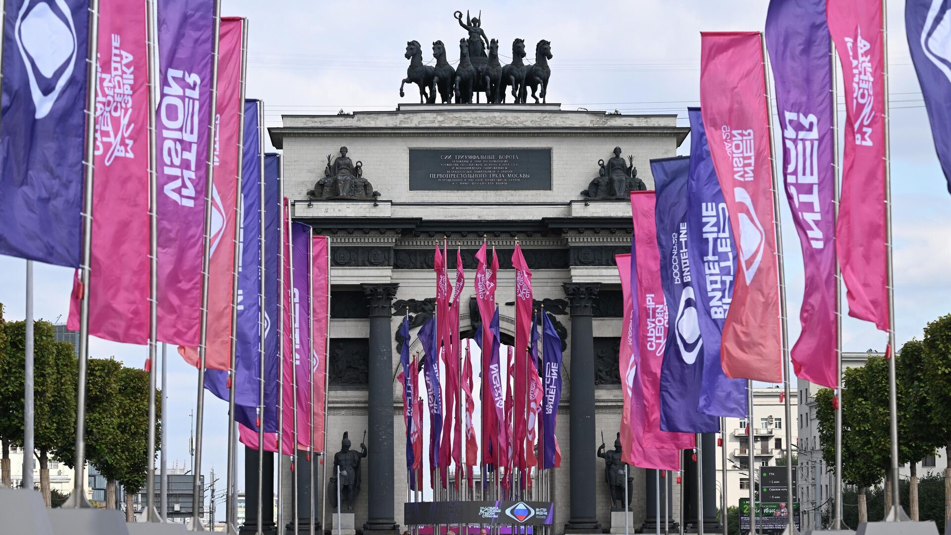 Праздничное украшение в Москве к Интервидению-2025