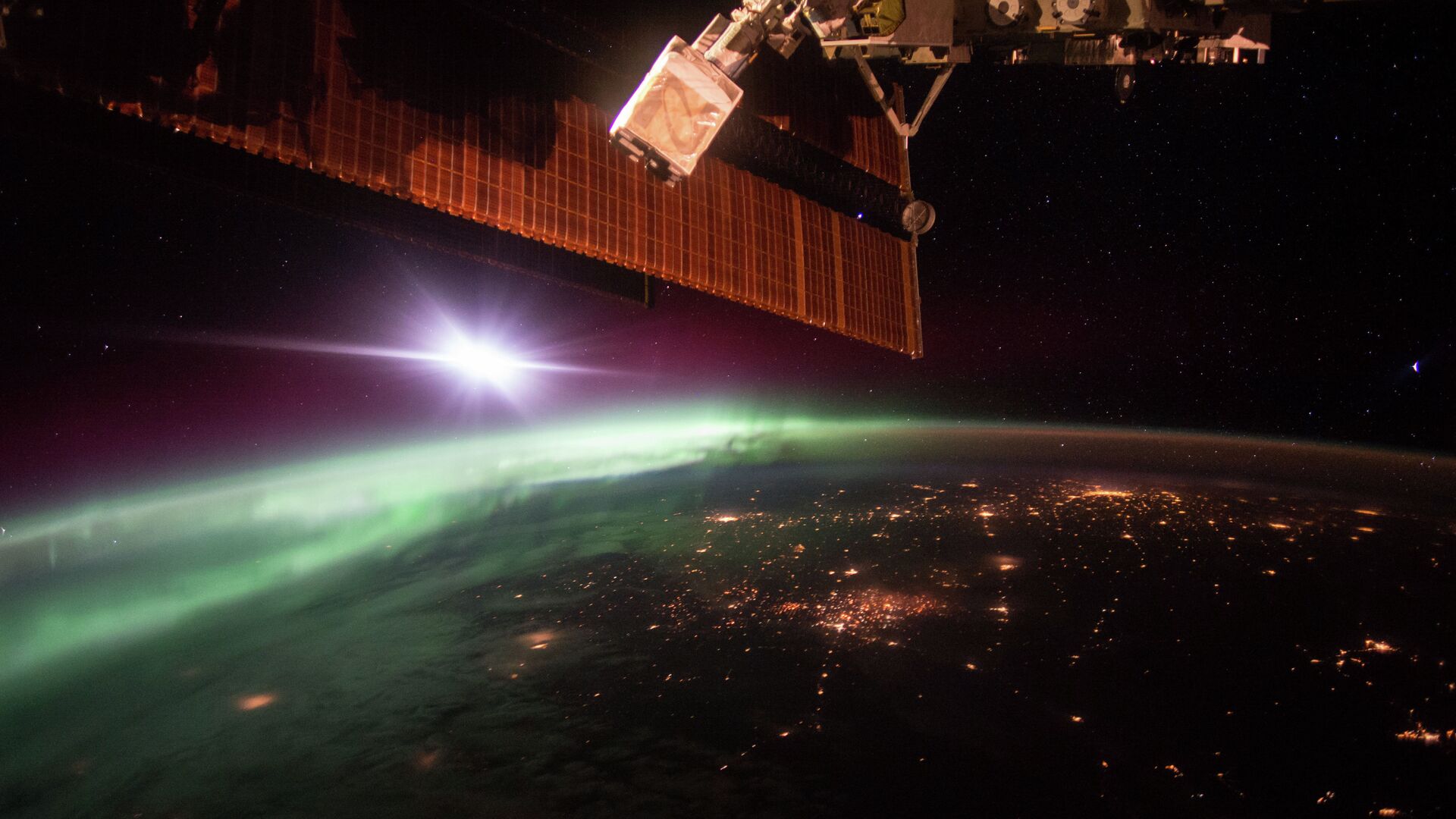 Фотография полярного сияния, сделанная с борта Международной космической станции