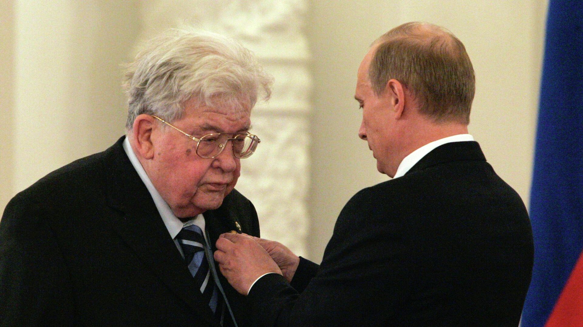 Доктор технических наук, профессор, академик РАН Игорь Горынин и президент России Владимир Путин на церемонии вручения Государственных премий в Кремле