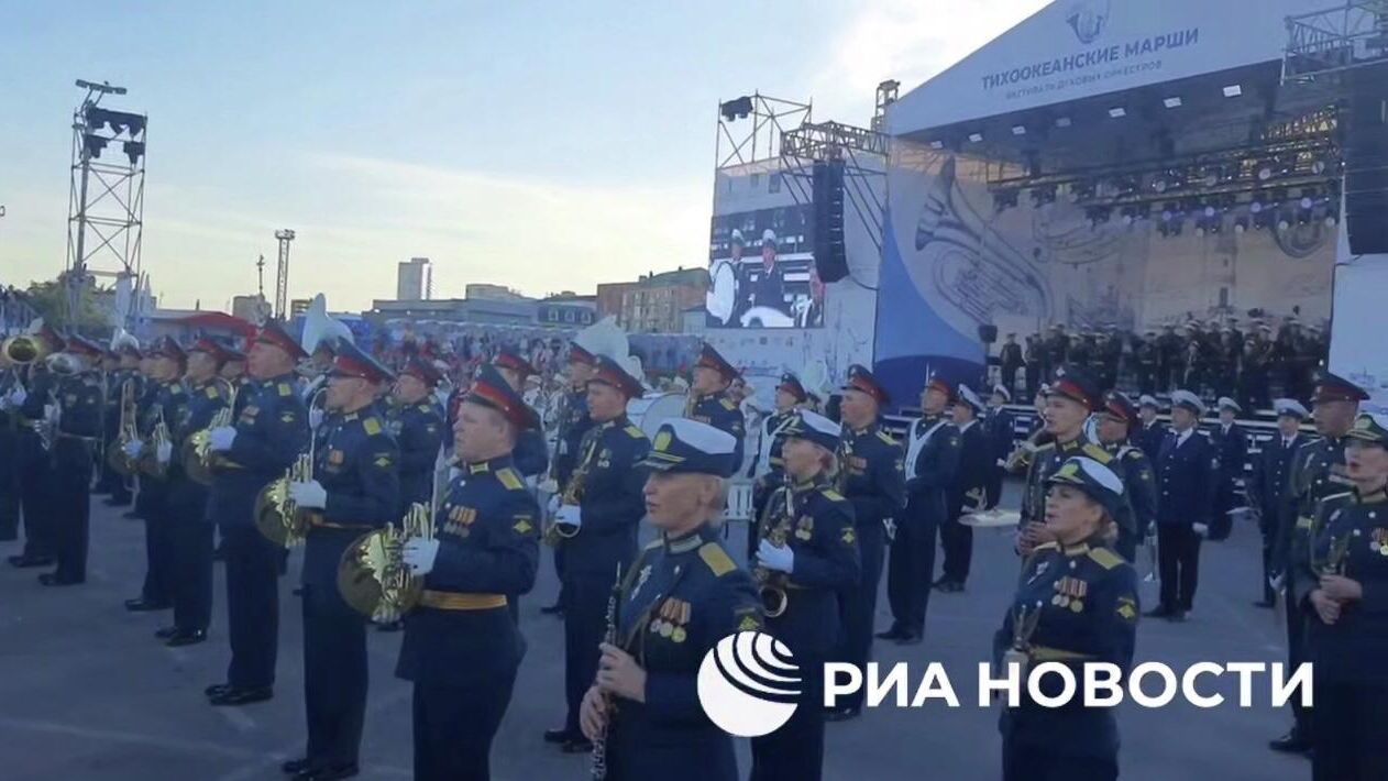 Гала-концерт первого фестиваля военных и духовых оркестров Тихоокеанские марши. Кадр видео