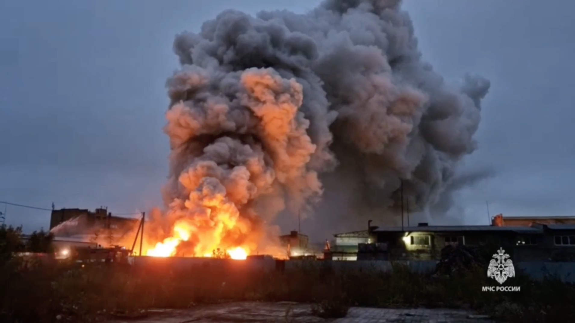Сотрудники МЧС ликвидируют пожар в промзоне в Ярославле