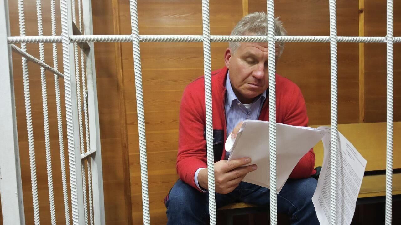 Бенефициар коммунального холдинга Корпорация СТС Алексей Бобров, обвиняемый в крупном мошенничестве, в зале суда