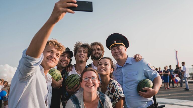 Кадр из фильма Крымский мост. Сделано с любовью!