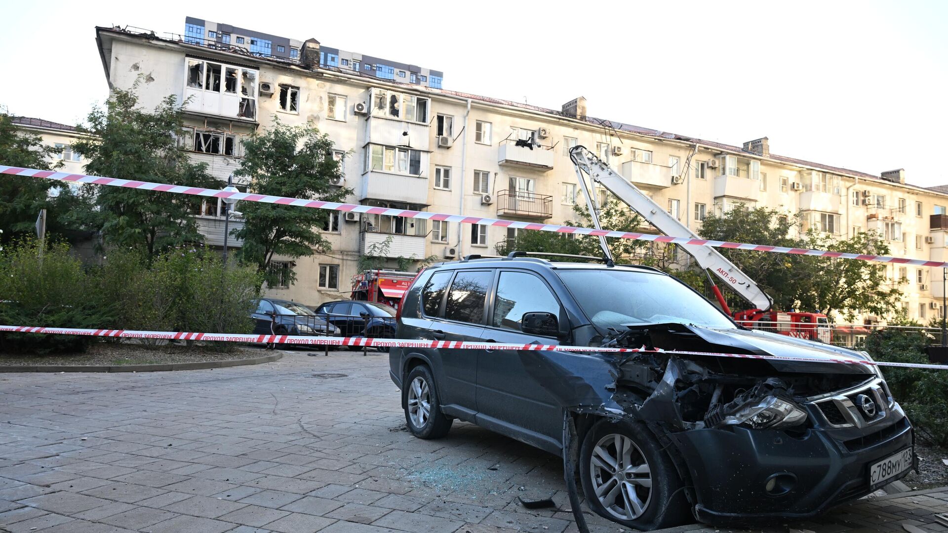 Автомобиль и дом в центре Новороссийска, поврежденные вследствие ударов дронов со стороны ВСУ. 24 сентября 2025
