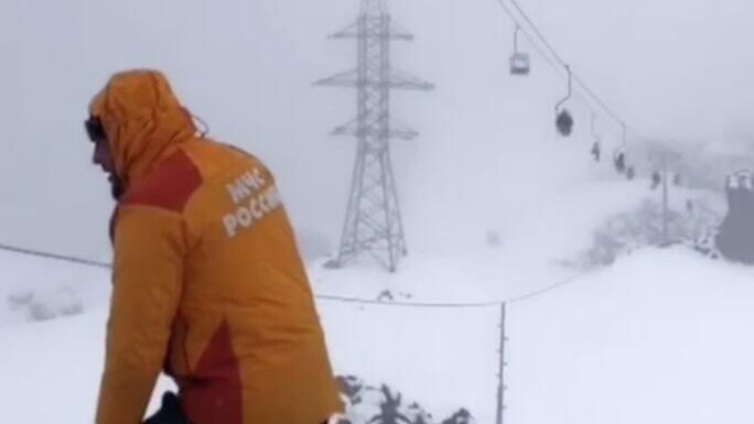 Эвакуация людей после аварии на канатной дороге на Эльбрусе