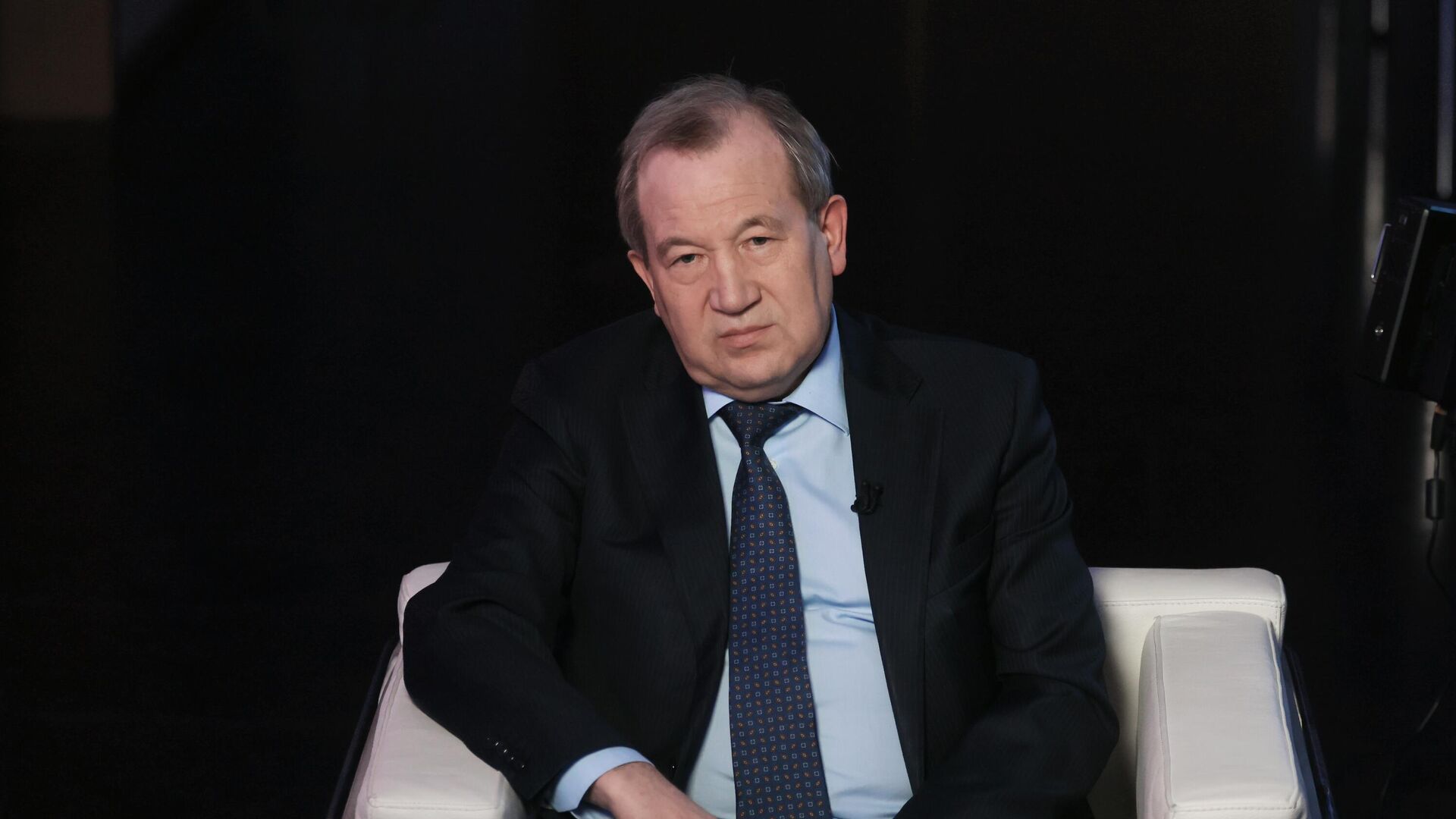 Президент Российской академии наук Геннадий Красников во время интервью агентству