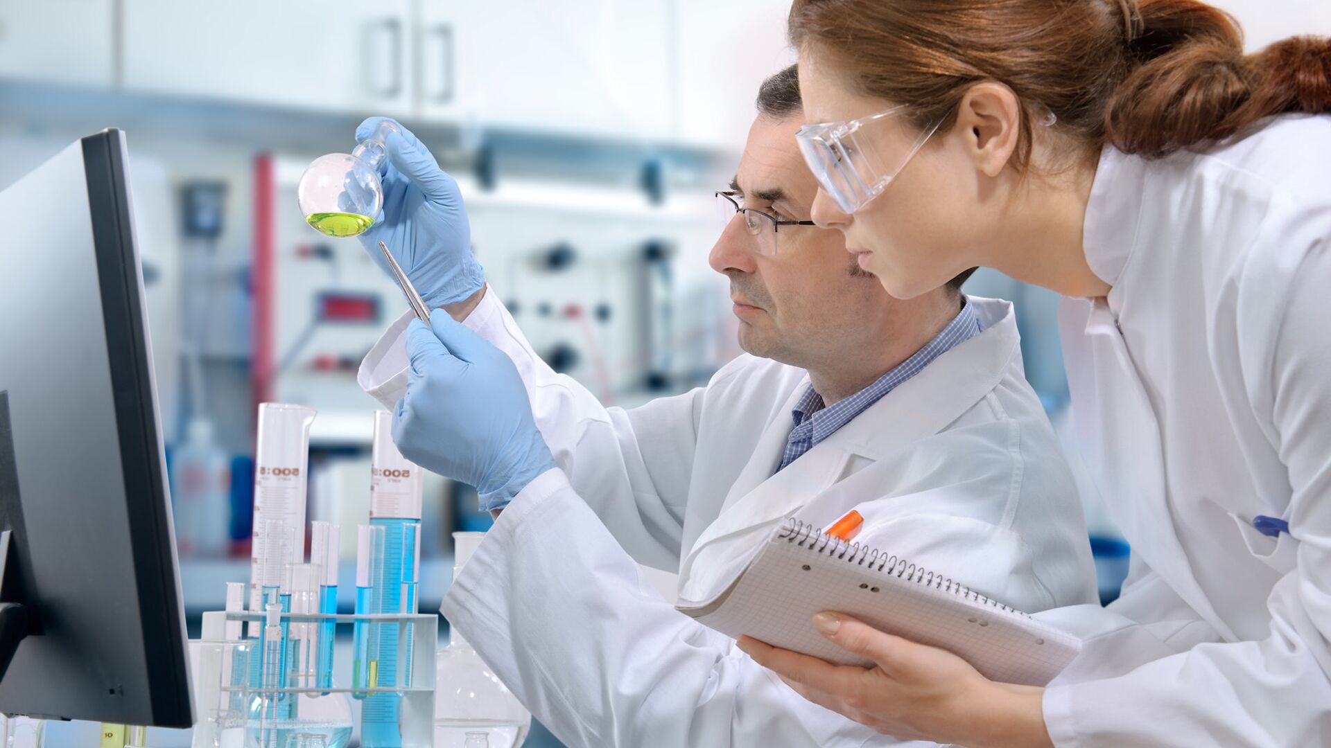 Ученые работают в лаборатории