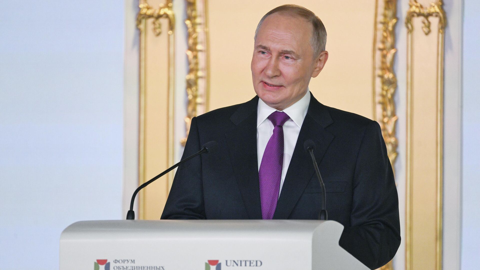 Президент РФ Владимир Путин выступает на XI Санкт-Петербургском международном форуме объединенных культур в Екатерининском дворце музея-заповедника Царское Село