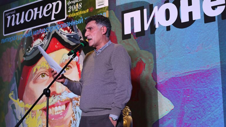 Режиссер Тигран Кеосаян выступает на юбилейных Пионерских чтениях в московском Музее современной истории России