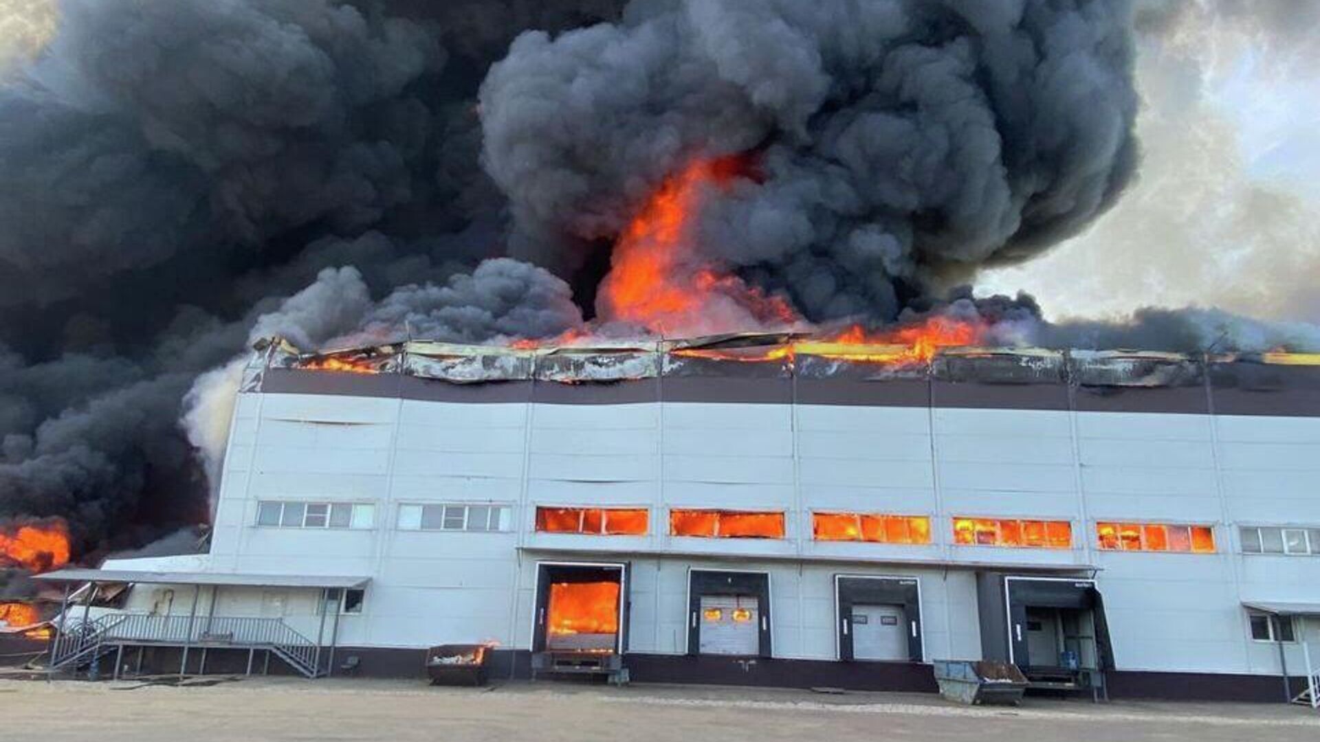 Пожар на складе в поселке Некрасовский Московской области