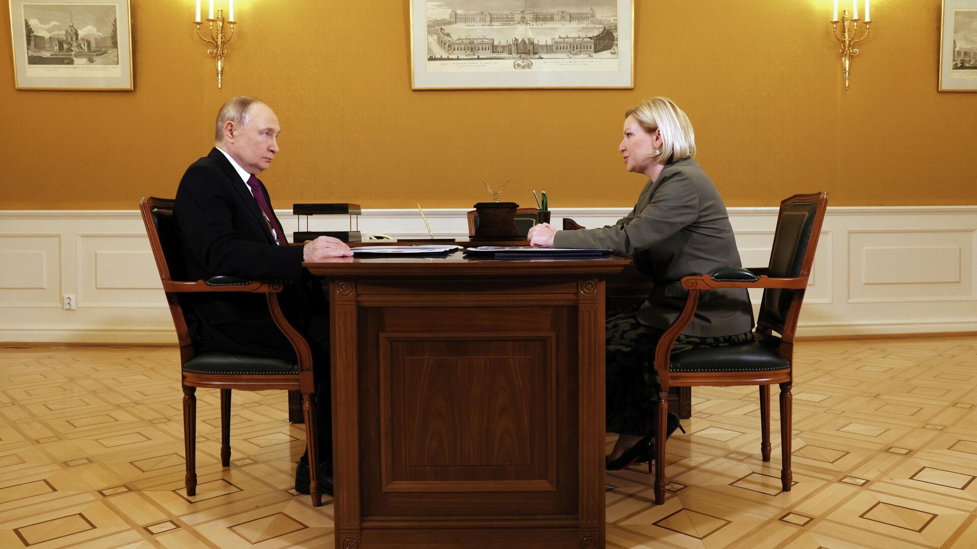 Президент РФ Владимир Путин и министр культуры РФ Ольга Любимова во время встречи в музее-заповеднике Царское Село