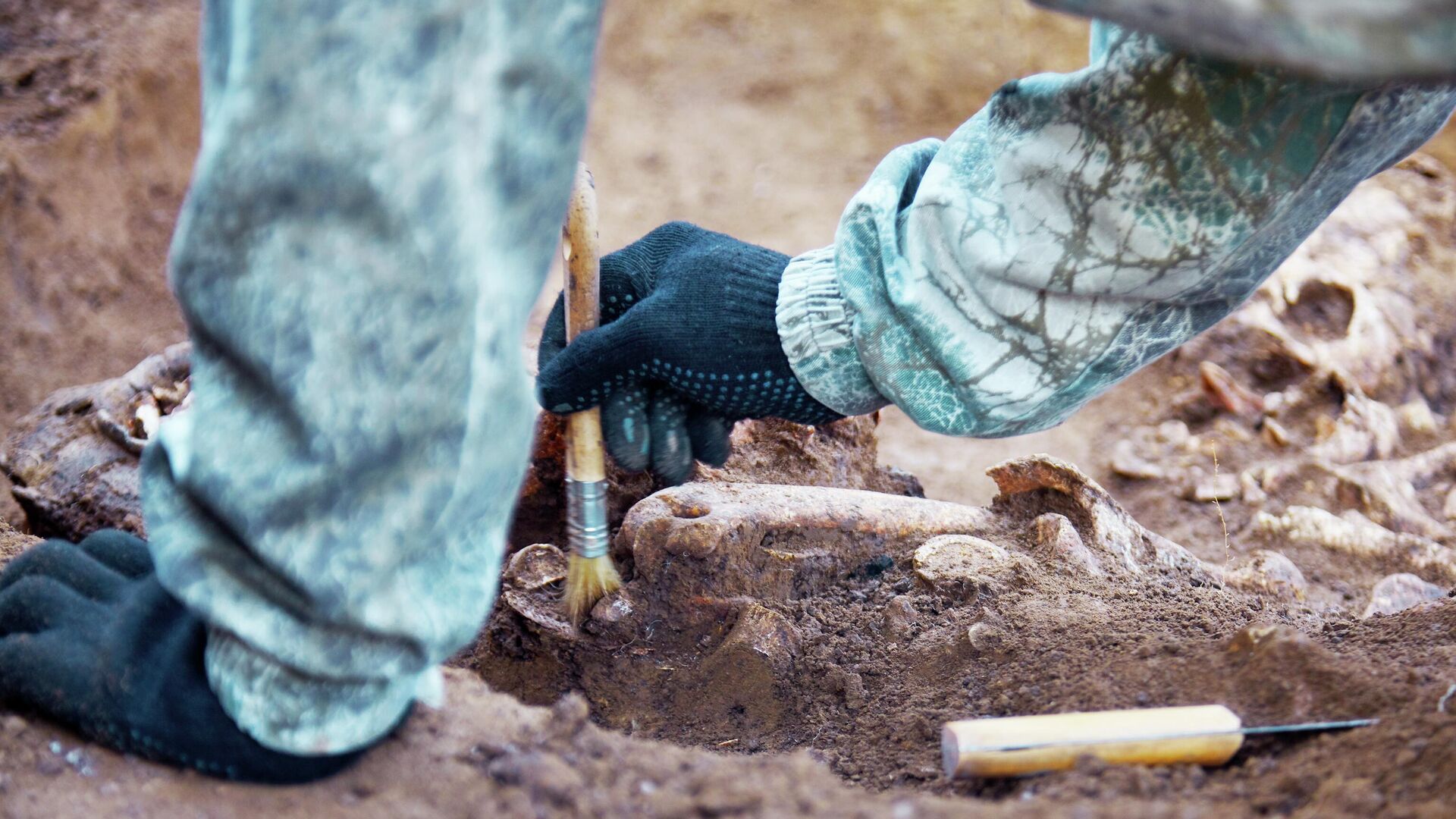 Археолог за работой