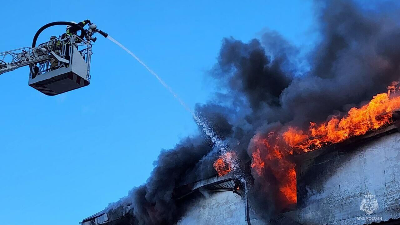 Ликвидация пожара в мебельном цехе в Челябинске