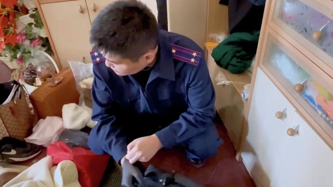 Работа СК на месте обнаружения тел женщины и ребенка в квартире в Якутске