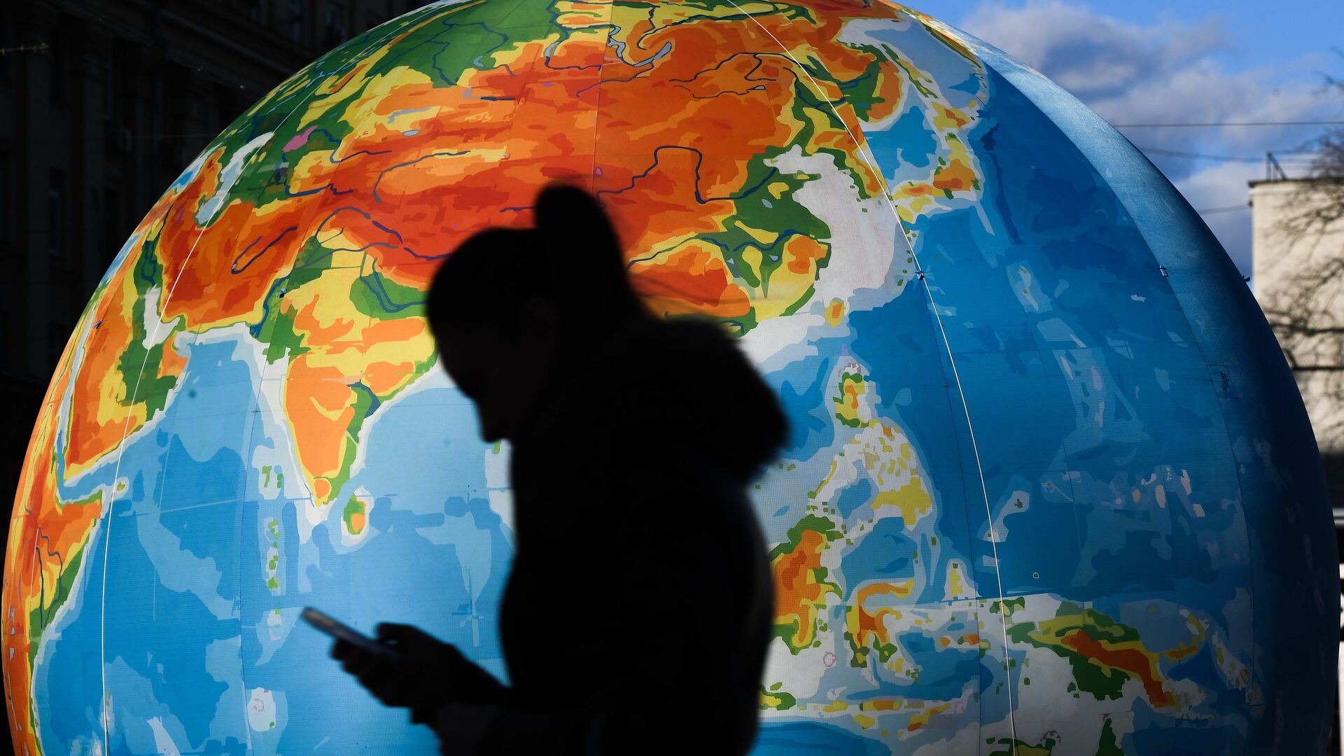 Прохожий с телефоном