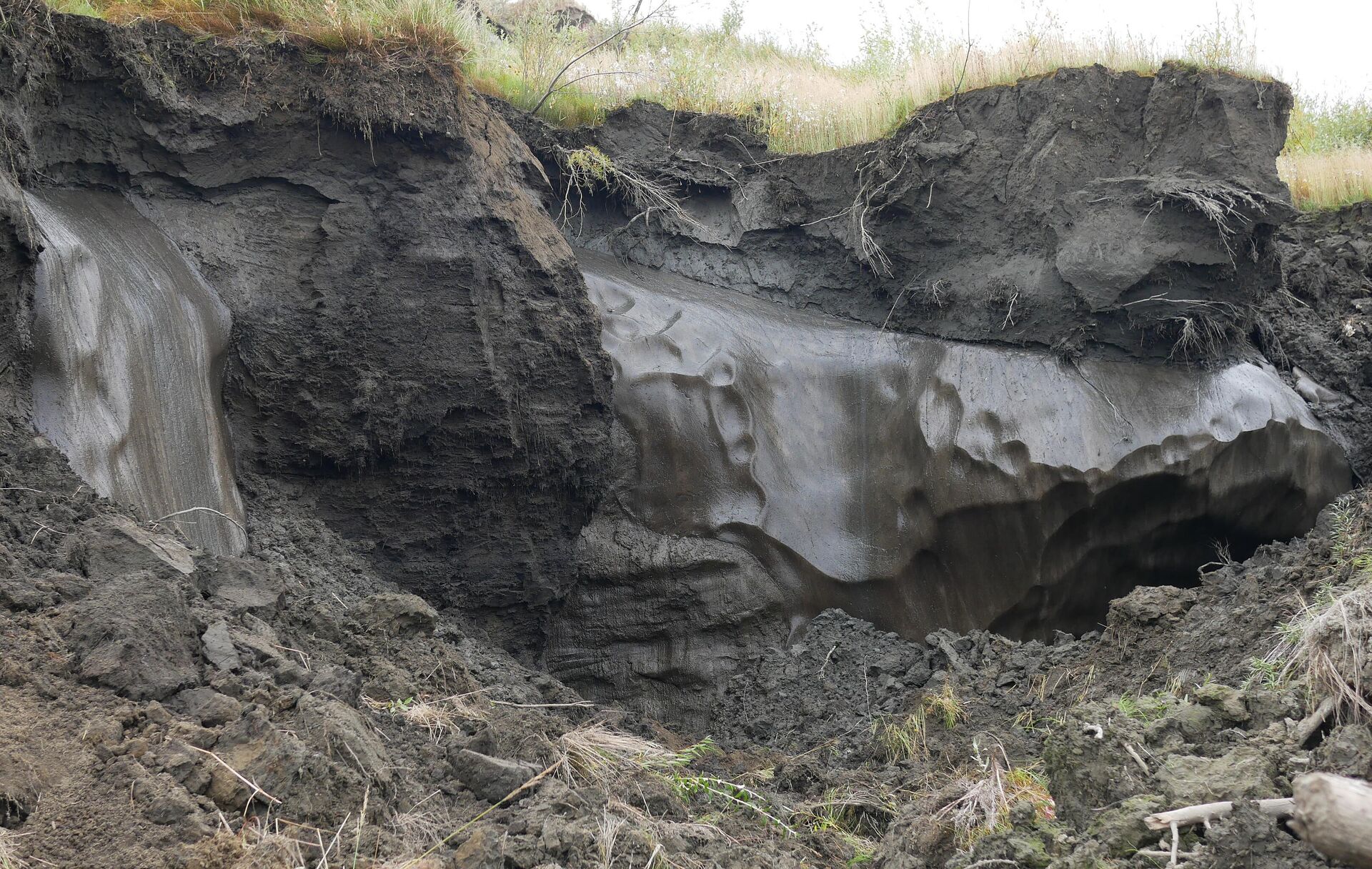 Обнажение Дуванный яр, низовья Колымы: многолетне-мерзлые отложения и ледяные жилы