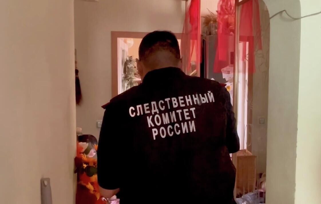 Работа СК РФ на месте обнаружения тел женщины и ребенка в квартире в Якутске