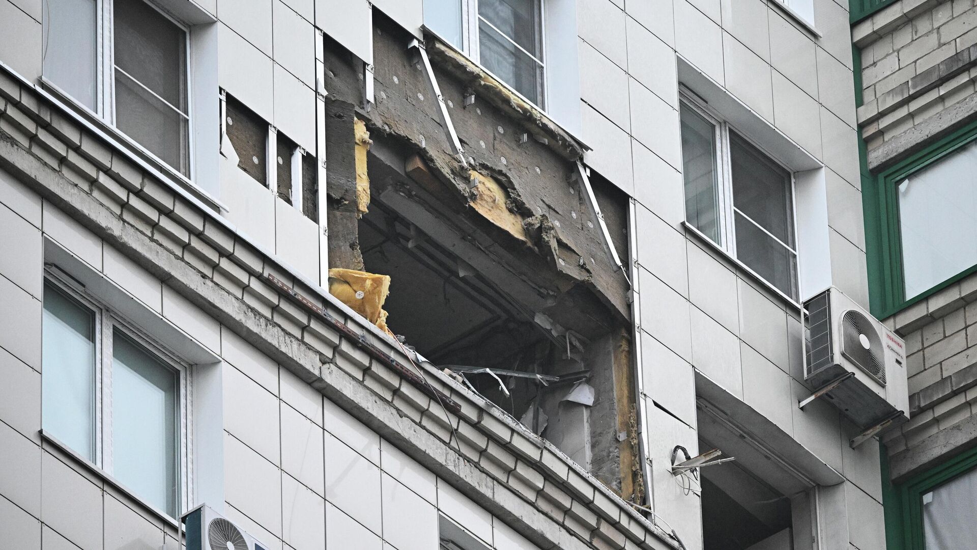 Последствия попадания БПЛА в жилой дом в подмосковном Красногорске