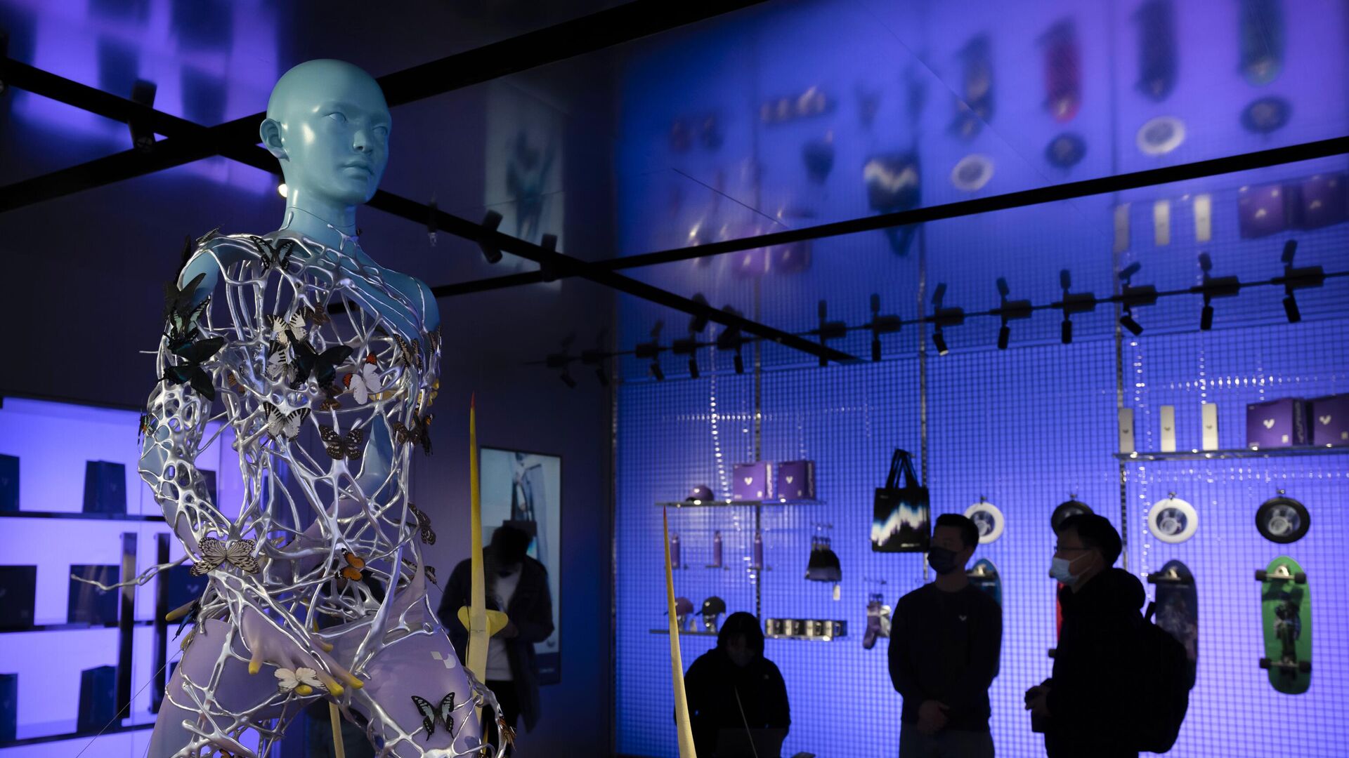 Посетители в магазине китайского производителя электромобилей в Пекине