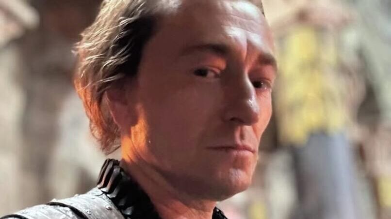 Актер Сергей Безруков на съемках сериала Трудно быть богом