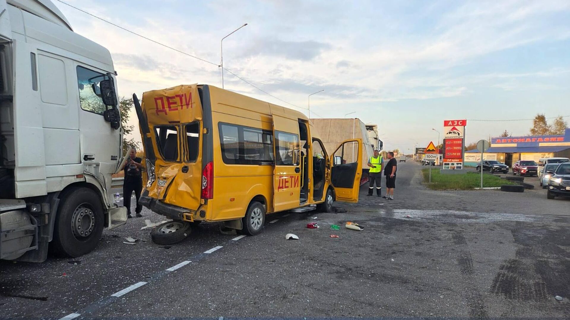На месте ДТП с участием двух большегрузов и пассажирского автобуса с детьми в Дальнереченске. 4 октября 2025