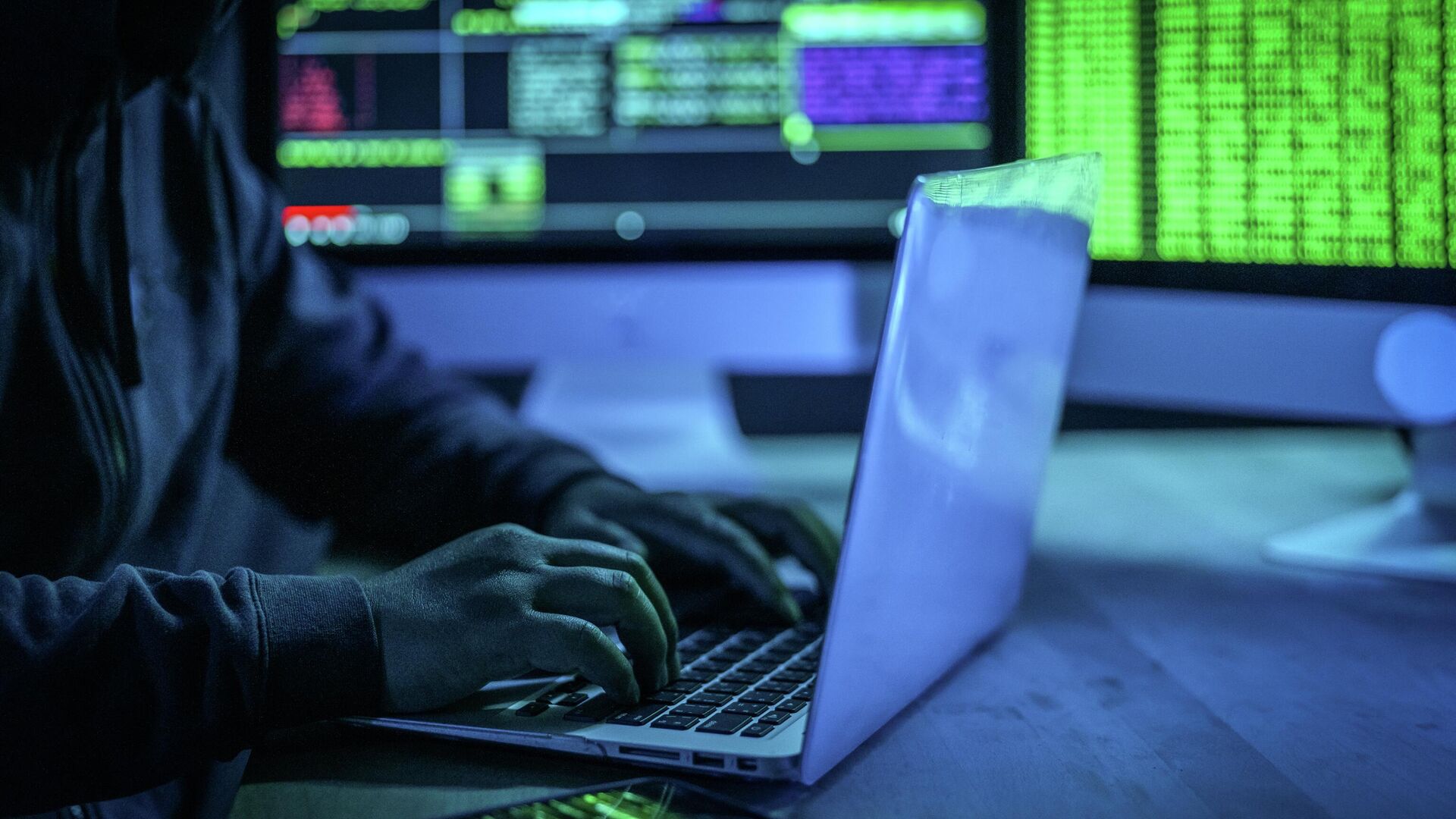 Хакер за компьютером