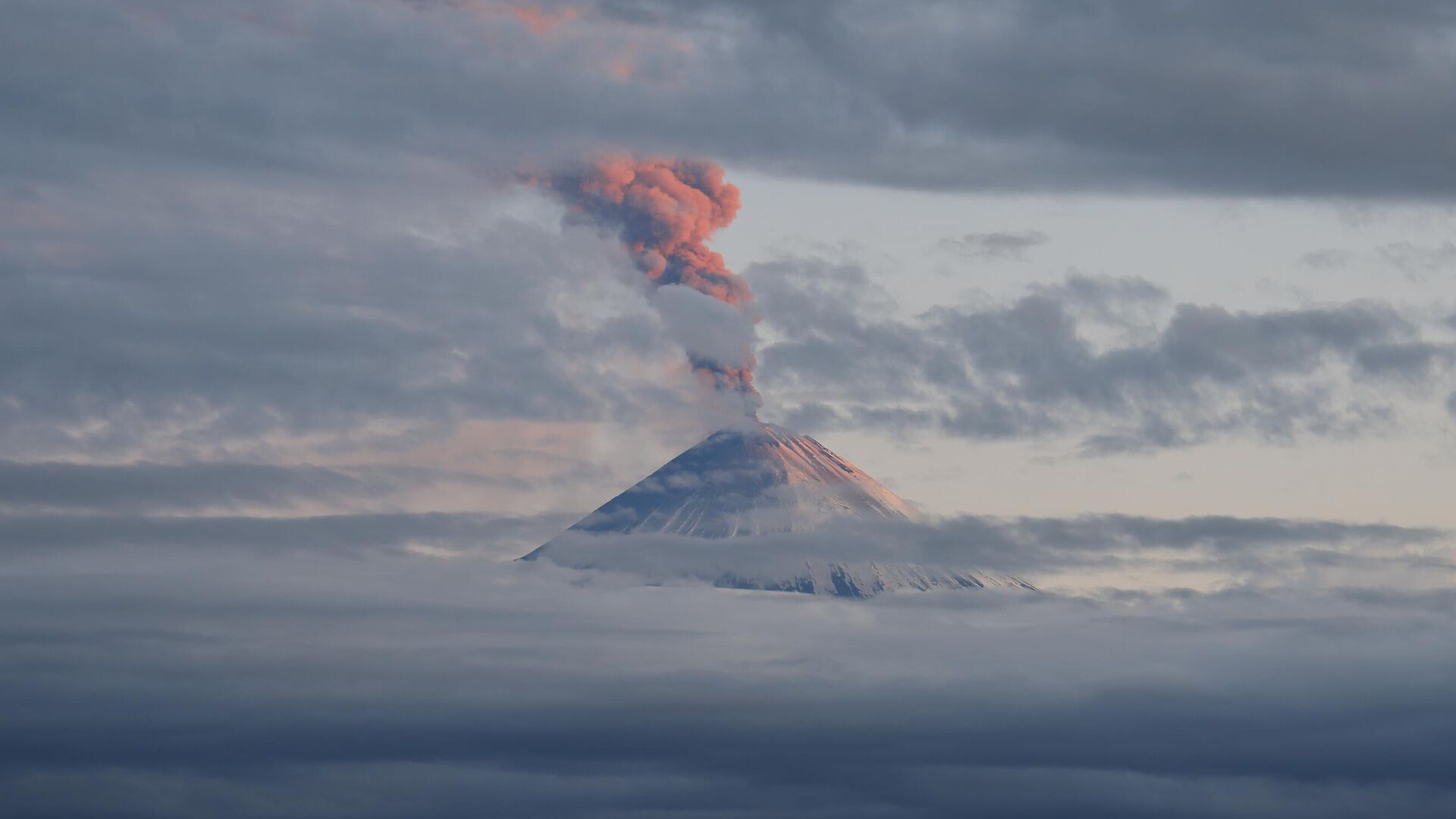 Извержение вулкана Ключевской на Камчатке