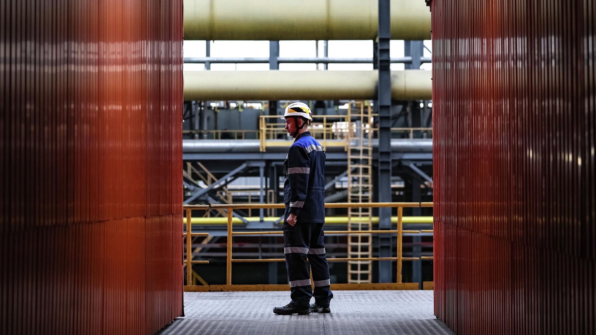 Сотрудник металлургического комбината