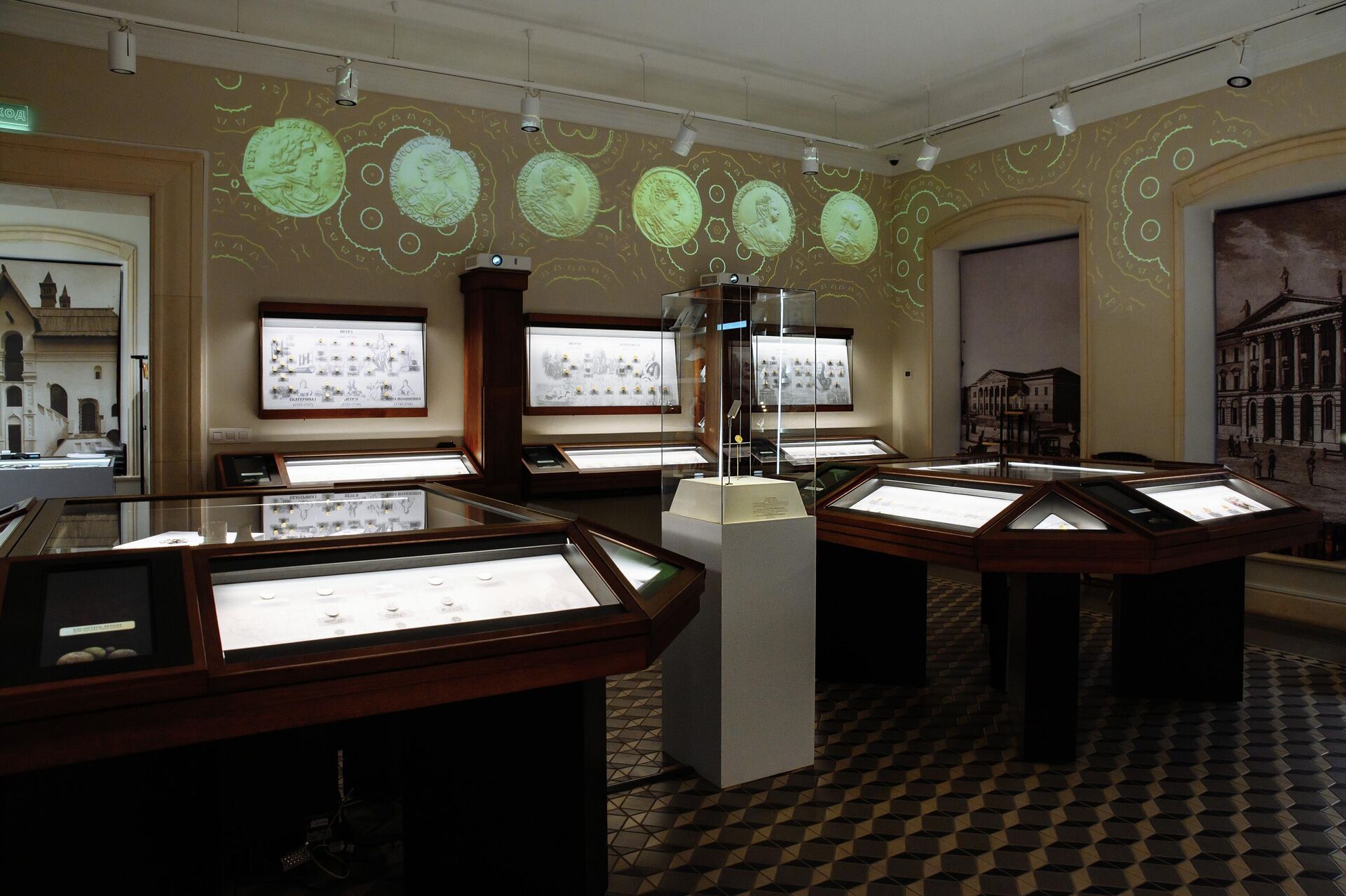 Витрина в Музее международного нумизматического клуба