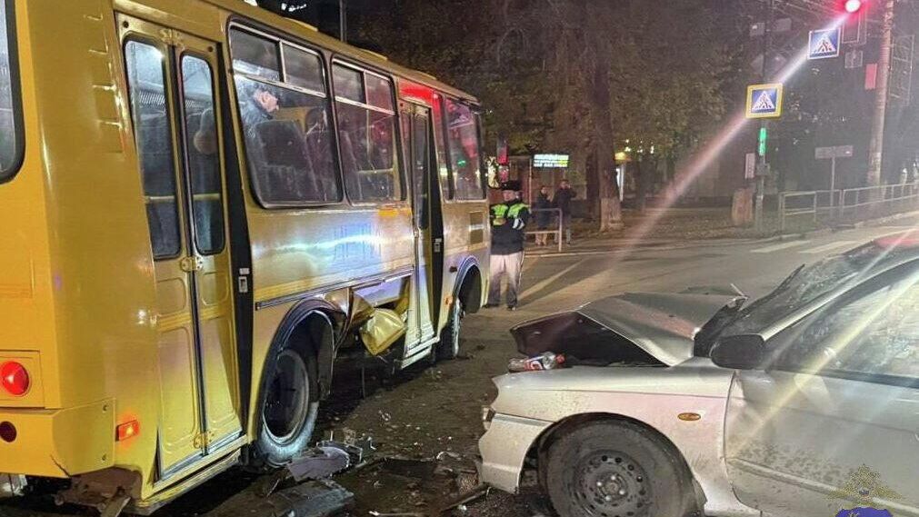 Сотрудники Госавтоинспекции работают на месте ДТП в Промышленном районе Самары