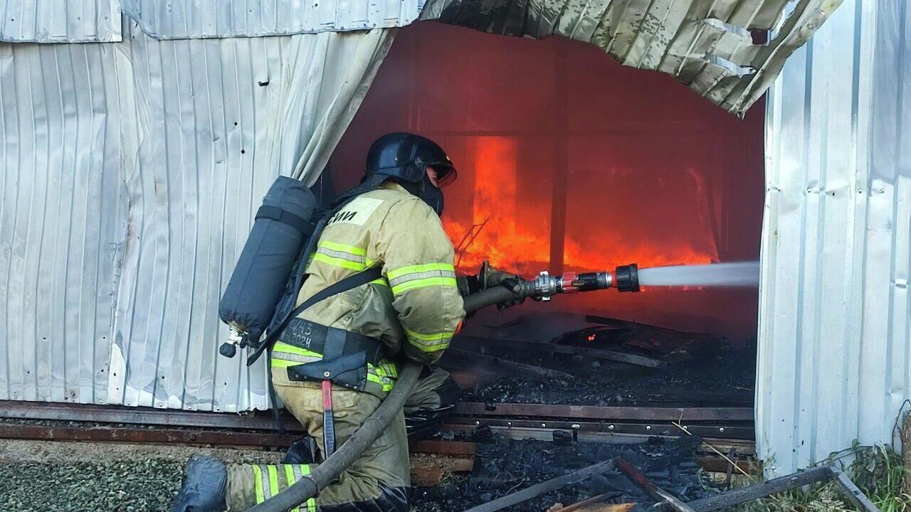 Ликвидация пожара в мебельном цехе в Челябинске