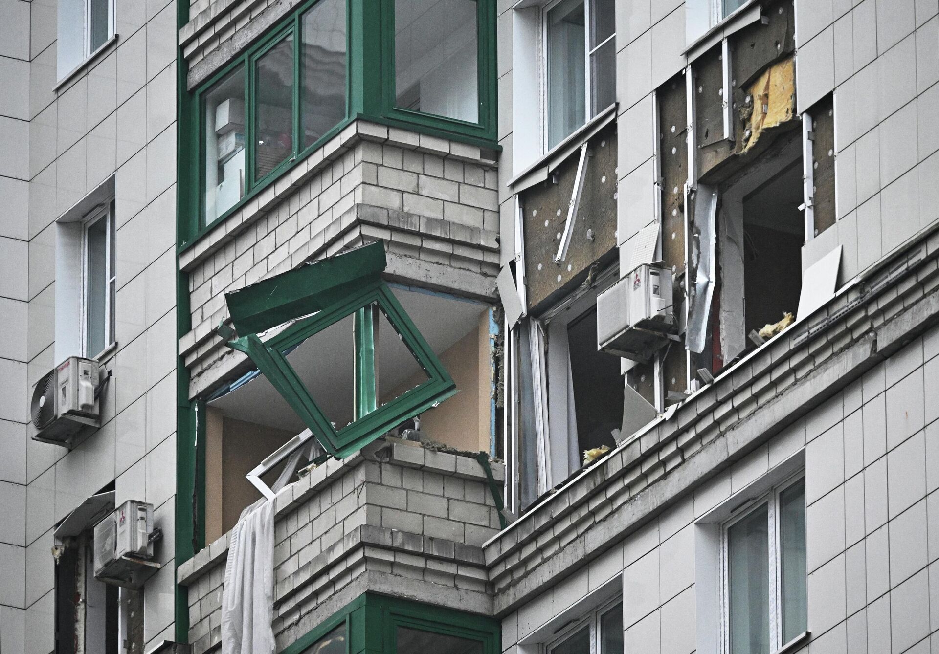 Последствия попадания БПЛА в жилой дом в подмосковном Красногорске