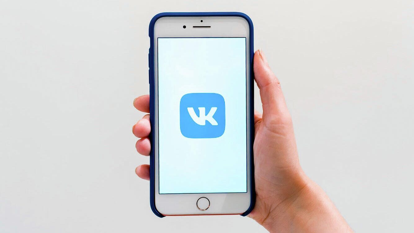 Логотип ВКонтакте на экране смартфона