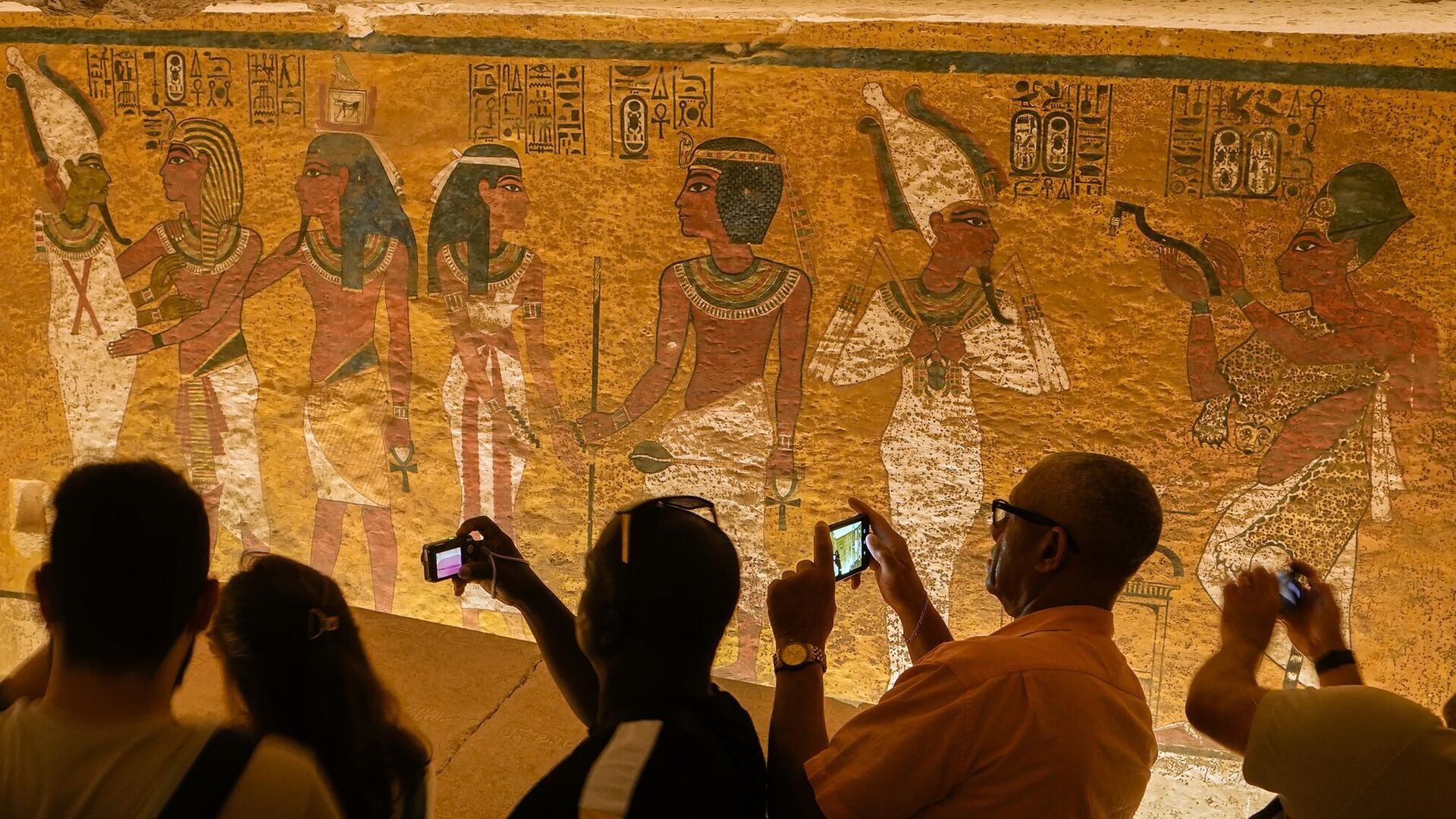 Туристы снимают гробницу царя Тутанхамона в Долине Царей в Луксоре, Египет