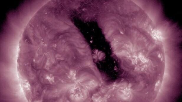 Корональная дыра на Солнце в октябре 2025 года