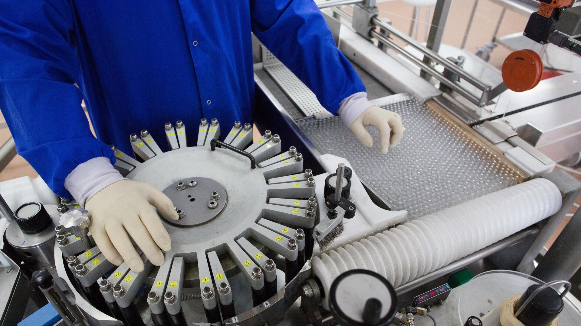 Производство вакцины на фармацевтическом заводе